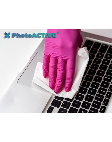 Application de PhotoACTIVE en spray sur des claviers d'ordinateur