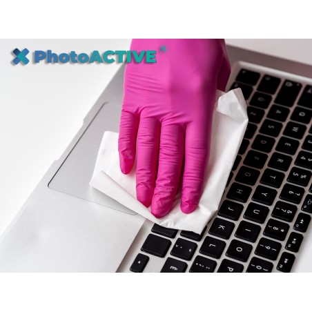 Application de PhotoACTIVE en spray sur des claviers d'ordinateur